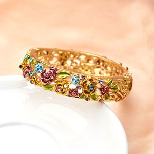 Brazaletes Vintage de Aleación de Oro Grabados con Diseño Hueco, Incrustaciones de Diamantes de Colores, Relieve de Flores y Hojas, y Estampado a Color Cloisonné - Product Image 4