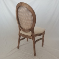 Chaise d'Allée Vintage Française en Bois Massif avec Dossier en Rotin Empilable – Luxe, Extérieur, Événements, Hôtels, Salles, Restaurants – Vente en Gros