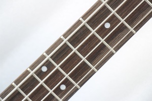 Vente en gros guitare électrique <span class=keywords><strong>basse</strong></span> <span class=keywords><strong>5</strong></span> <span class=keywords><strong>cordes</strong></span> OEM guitare électrique de surface brillante en tilleul sans tête OEM - Product Image 3