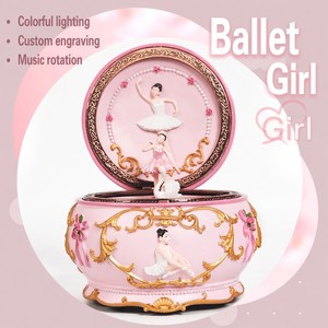 Caja de Música de Resina Pintada a Mano con Carrusel de Bailarinas - Movimiento Sankyo de 18 Notas, Luz LED y Figura Giratoria para Regalo - Soporte OEM - Product Image 1