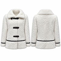 Manteau Teddy Oversize Blanc OEM à Revers Cranté, Boutons Foncés et Bande Contrastante pour un Style Urbain Automne-Hiver
