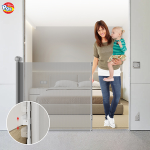 Barrière de sécurité pour bébé en maille rétractable, à commande d'une seule main, sans perçage, fixation par <span class=keywords><strong>pression</strong></span>, hauteur 33 pouces, extensible jusqu'à 71 pouces de large, pour portes et escaliers - Product Image 1