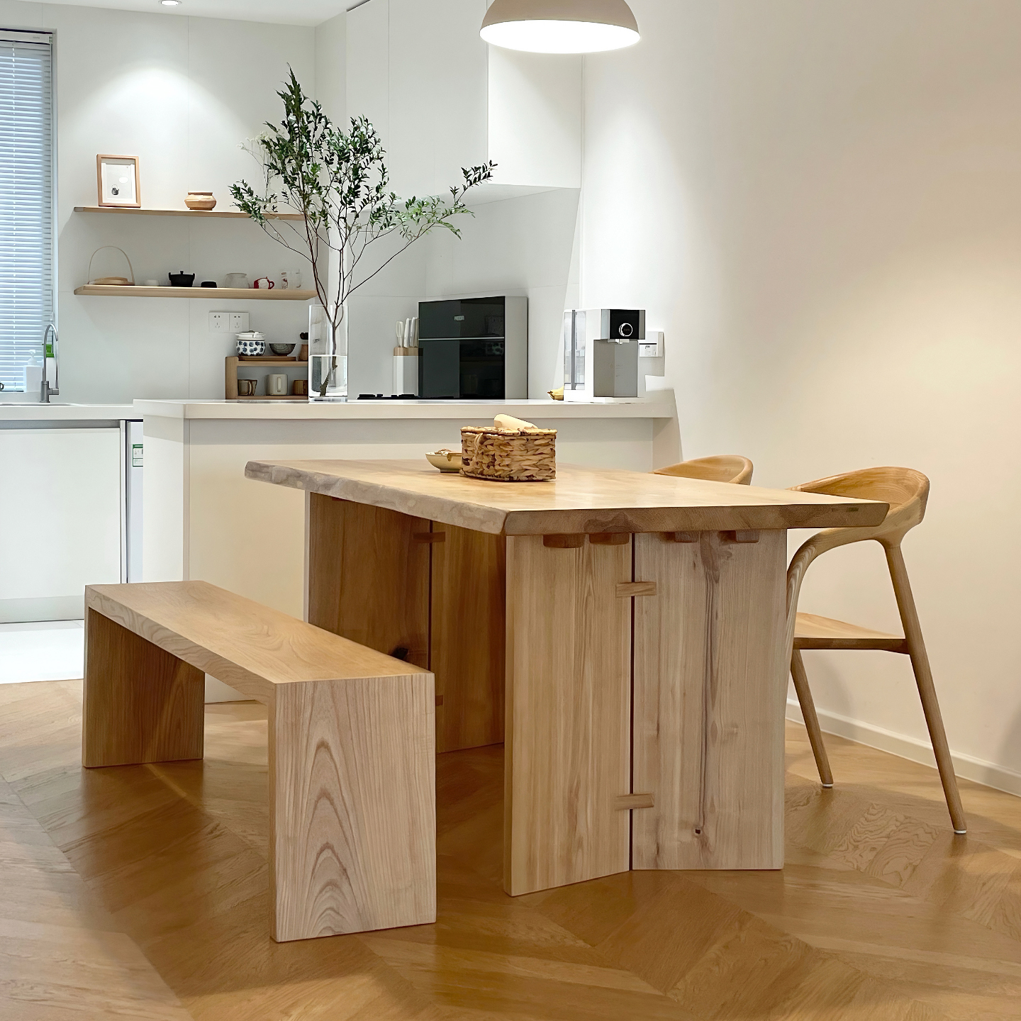 Grande table à manger à double panneau en bois de frêne, pieds en forme de V