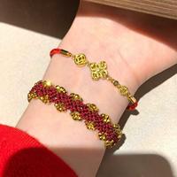 Bracelet en corde rouge porte-bonheur de qualité supérieure, tissé à la main, avec perles dorées, trèfle à quatre feuilles, réglable, cadeau pour femme