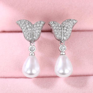 E2164 Orecchini pendenti a forma di farfalla dorata con perla finta rotonda bianca AAA per matrimonio da donna, stile romantico, placcati in oro - Product Image 5