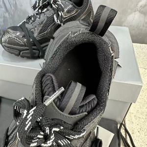 รองเท้าดีไซเนอร์หรูหราใหม่ปี 2025 ไซส์ 3XL รองเท้าผ้าใบแฟชั่นสไตล์ลำลองสำหรับเดิน รองเท้าผ้าใบแบบสวมสำหรับผู้ชายและผู้หญิง รองเท้ากีฬาลำลองแบบมีพื้นหนาสำหรับผู้ชาย - Product Image 3