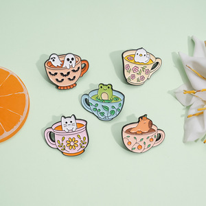 Épinglette en émail en forme de tasse à café mignonne, épinglette en métal pour revers de veste avec des animaux en stock - Product Image 2