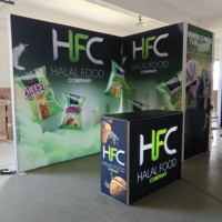 Stand d'exposition modulaire pour marques alimentaires halal, mur en tissu SEG avec boîte à lumière LED intégrée et comptoir intégré pour exposition professionnelle