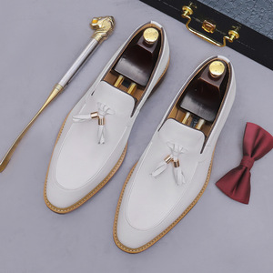 Zapatos formales de negocios para hombre, de cuero vacuno con flecos, estilo nuevo de verano, mocasines blancos, zapatos de cuero de una sola pieza - Product Image 2