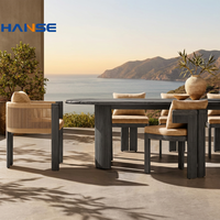 Ensemble de mobilier d'extérieur pour hôtel, villa et jardin, comprenant une table et des chaises de salle à manger modernes en aluminium