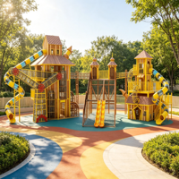 Structure de jeu personnalisée en forme de maison dans les arbres avec plusieurs tours, toboggan et filet de cordes pour parc à thème commercial