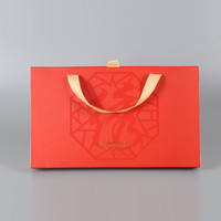 Emballage rouge Cadeau en papier artisanal Nichoir pour oiseaux avec poignée