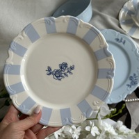 Service de table en céramique rayé bleu clair vintage français, ensemble de vaisselle en porcelaine avec motif rose bleue en relief, assiette, tasse et bol