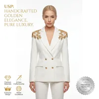Ensemble tailleur pantalon blanc croisé pour femme 2026, avec broderie dorée sur l'épaule, coupe ajustée, vêtements de luxe sur mesure OEM ODM