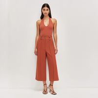 Ensemble deux pièces sur mesure pour femme, collection été : Haut dos nu en tricot côtelé couleur terre cuite et culotte taille haute à jambes larges