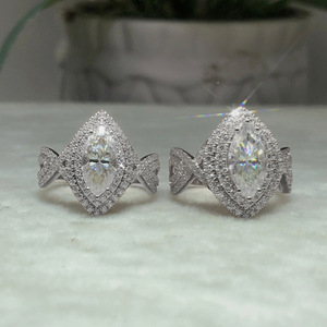 Anello da Donna F970 in Oro Bianco con Diamante Naturale Taglio a Pera, Anello di Fidanzamento con Diamante Colore D e Montatura Halo - Product Image 3