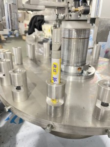 Để chai dính 4 dòng khí nén mỹ phẩm kem lỏng 30 ml 5ml niêm phong monodose mỡ tự động Máy chiết rót - Product Image 3