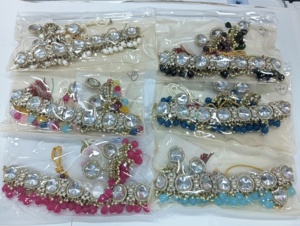 Boucles d'oreilles de mariage indien en alliage plaqué or vintage avec motif de cloche de perle d'imitation ensemble de perles à la mode pour les femmes en gros - Product Image 4