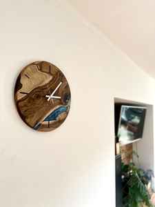 Reloj de Pared Moderno de Resina y Madera, de Alta Precisión, Duradero, Elegante y Hecho a Mano, Perfecto para Sala de Estar o Dormitorio - Product Image 5