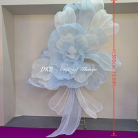Grande fleur géante en tissu organza bleu, fleur suspendue faite à la main pour la décoration de toile de fond de mariage
