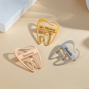 인기 판매 치과 청진기 핀 <span class=keywords><strong>DIY</strong></span> 맞춤형 영어 문자 이름 스테인리스 스틸 핀 - Product Image 4