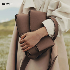Bolso T-62 Minimalista de Cuero Suave, Estilo Satchel Trio, Versátil, con Asa Superior y Correa Cruzada, en <span class=keywords><strong>Tonos</strong></span> Neutros, para el Día a Día y Salidas Informales - Product Image 2