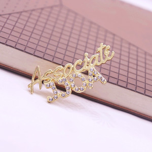 Spilla di Lusso Placcata Oro 18K Jack and Jill of America con Design Traforato Ispirazionale e Strass Incastonati - Product Image 5