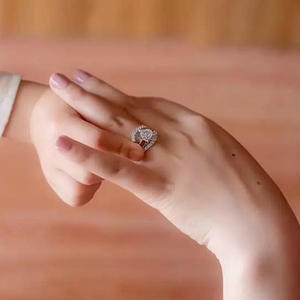 Anello di Fidanzamento F1085 in Oro Bianco con Diamante Naturale Taglio Brillante Rotondo Colore G e Diamanti Laterali - Product Image 3