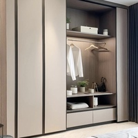 Ensemble de chambre à coucher sur mesure en bois massif, très grand lit, armoire haute brillance avec tête de lit miroir LED pour projets hôteliers et villas de luxe