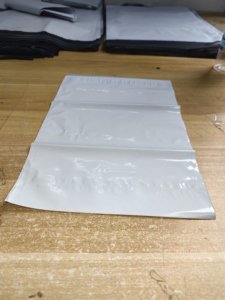 Sobres de polietileno blancos impresos personalizados con superficie mate, bolsas de plástico para envíos, para etiquetado y empaquetado de marcas de alta calidad - Product Image 1