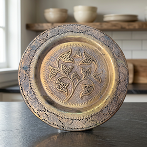 Assiette décorative ronde en métal faite à la main avec motif végétal gravé, design oriental, pour cadeaux - Product Image 1