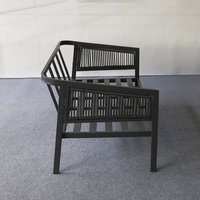 Ensemble de salon d'extérieur élégant et minimaliste, 4 pièces, canapé et chaises avec détails en corde, coussins beige moelleux et table basse en métal noir
