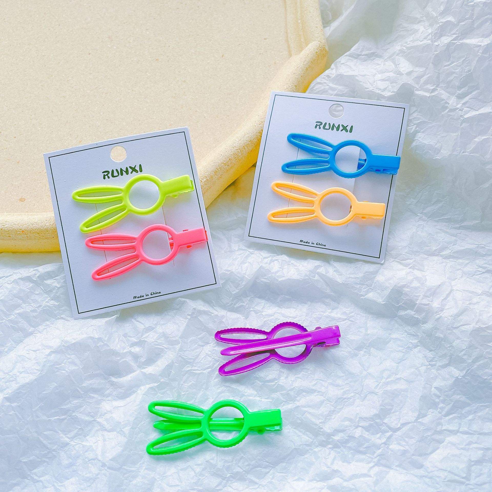 2กระต่ายเรืองแสงในสีผสม