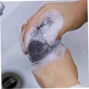 Éponge Konjac 100% naturelle noire en forme de demi-boule pour le visage et le corps, avec des propriétés nettoyantes et hydratantes en profondeur - Product Image 4
