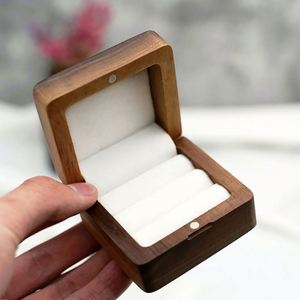 Boîte à bagues en bois de noyer personnalisée avec double fente, support carré pour bagues, idéale pour mariages et propositions de mariage - Product Image 4