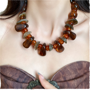 Collier unisexe vintage décontracté bohème pour les vacances, avec pendentif goutte d'eau géométrique couleur marbre et perles irrégulières en résine acrylique - Product Image 1