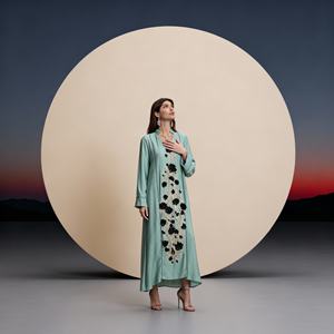 Robe Abaya en polyester avec strass thermocollants de luxe pour femmes musulmanes, design élégant personnalisé pour les soirées et les événements spéciaux - Product Image 2