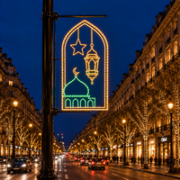 Goldener Halbmond Sternförmiger Bogen Grünes Minarett Silhouette Metallrahmen LED-Lichterkette Stadtstraßen-Ramadan-Motivbeleuchtung