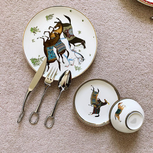 Service de vaisselle en porcelaine fine Pretty Horse, 28 pièces, assiettes de mariage en gros avec logo personnalisé pour mariages et cadeaux d'affaires - Product Image 4