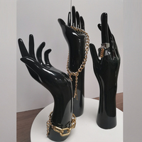 Main de mannequin en fibre de verre chromée pour l'affichage de bijoux à vendre
