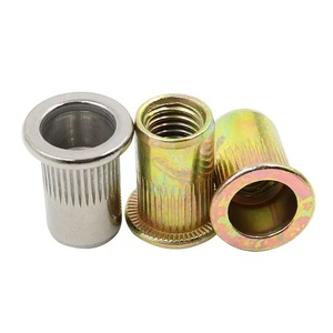 Écrou à riveter M6 à tête plate moletée en acier au carbone zingué chromate jaune autobloquant pour tôles - Product Image 1
