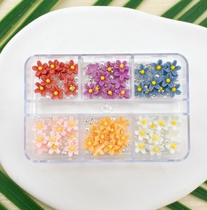 Caja de 6 rejillas, flor francesa de cinco pétalos, decoración de uñas, plástico 3D, flor pequeña blanca, mate, fácil de aplicar - Product Image 3