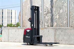 Chariot élévateur semi-électrique Solreign <span class=keywords><strong>CDD</strong></span> 1500 kg avec batterie lithium-ion et mât à 3 sections pour levage <span class=keywords><strong>de</strong></span> palettes économique et compact - Product Image 4