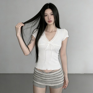 Top juvenil coreano de estilo dulce con encaje, cuello en V, lazo frontal, color liso, dobladillo con volantes y manga corta. - Product Image 2