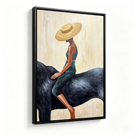 Femme avec un large chapeau de paille montant à cheval noir, impression sur toile encadrée, cadre en aluminium noir, art mural pour la décoration du bureau ou du salon