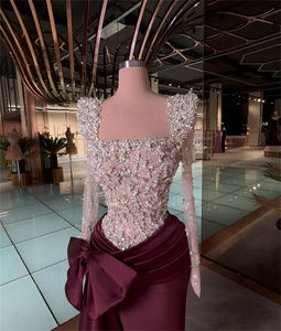 Maßgeschneidertes Burgunderrotes Satin-Abendkleid 2025 mit Eckigem Ausschnitt und Langen Ärmeln für Hochzeitsempfänge und Arabische Verlobungsfeiern - Product Image 5