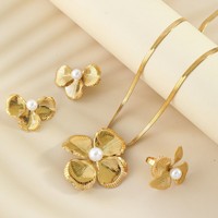 Ensemble de bijoux pour femmes AFXSION en acier inoxydable doré avec papillon creux, comprenant un collier, des boucles d'oreilles et une bague - pour les mariages et les fêtes