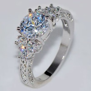 Anello con Pietra Scintillante Ispirato all'Arco del Cuore per Donne, Elegante Stile Nuziale, Gioiello da Dito alla Moda - Product Image 1