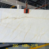 Dalles de marbre blanc translucide en onyx cristallin de l'ère glaciaire avec surface polie pour éviers de salle de bain d'hôtels modernes