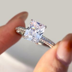 Anillo de Eternidad con Circonitas Baguette Brillantes y Chapado en Oro de 18K para Mujer, Ideal para Aniversario - Product Image 2